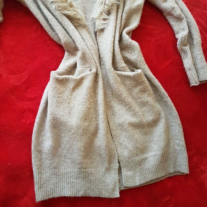 Бежова жилетка с яка