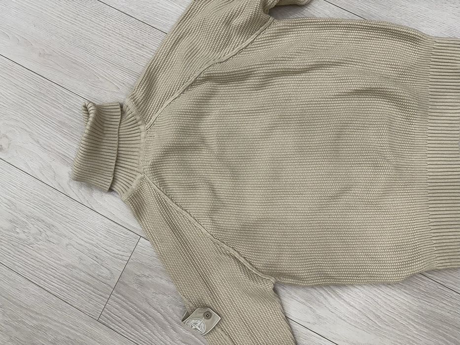 свитер бежевый..