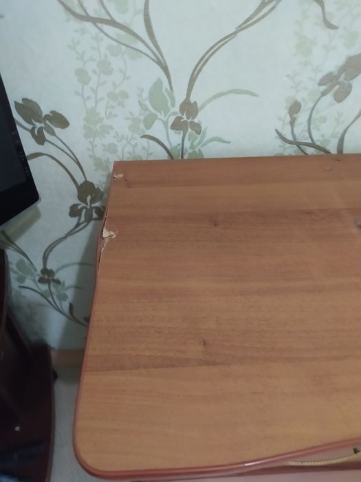 Компьютерный письменный стол.