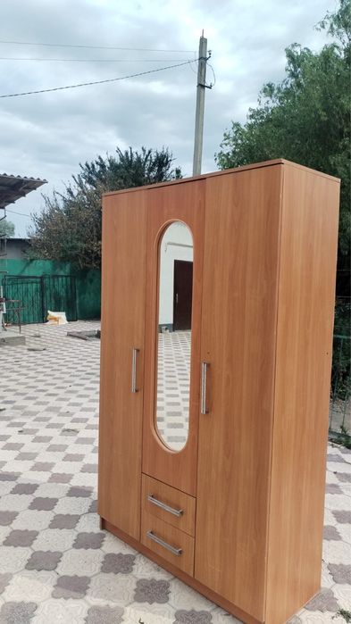 Продается шкаф трехдверный
