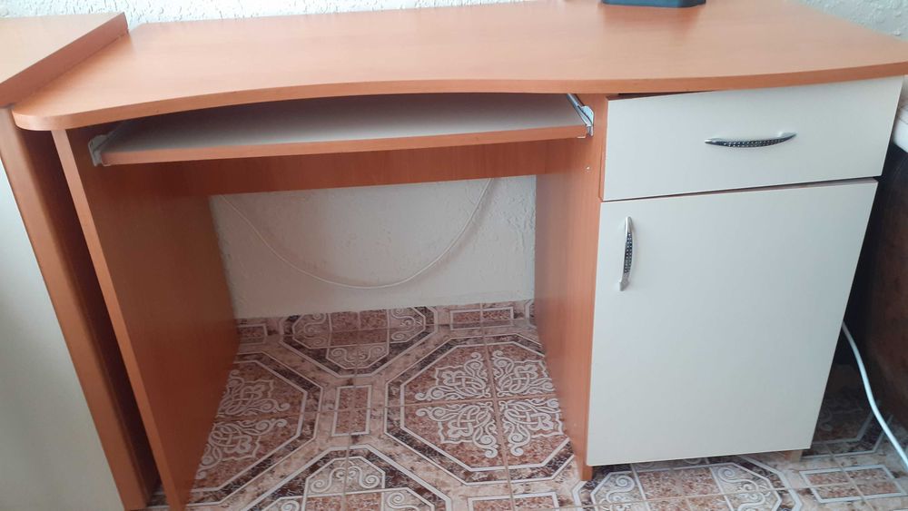 ПРОДАВАМ БЮРО ЗА  РАБОТА С ЛАПТОП, ЗА ПИСАНЕ НА ДОМАШНИ