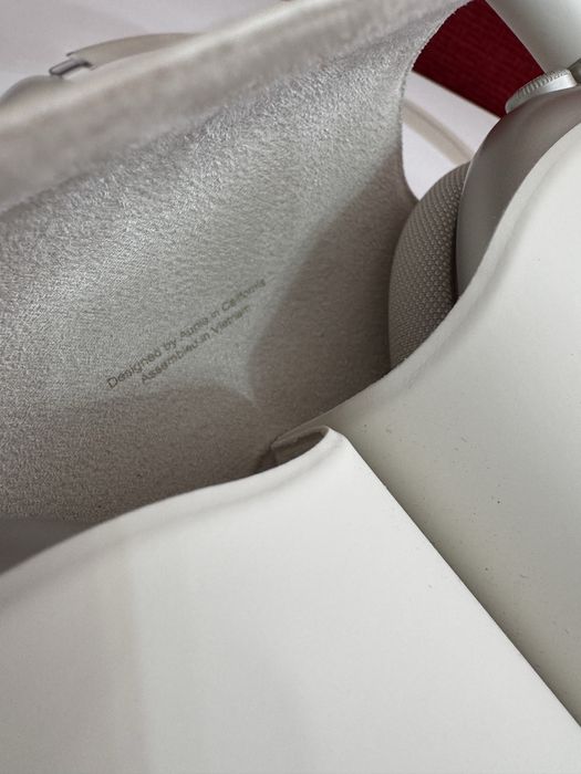 Apple AirPods Max starlight