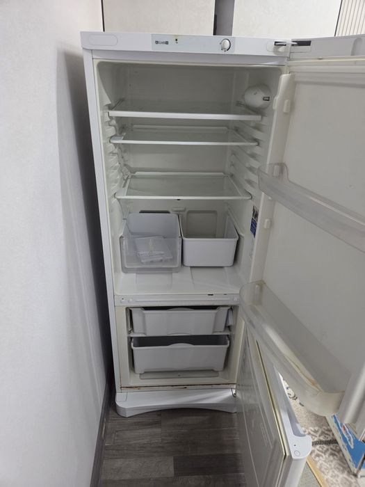 Холодильник Indesit