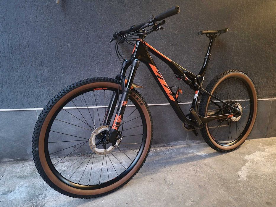 Карбонов велосипед КТМ