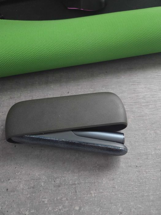 Vand iqos iluma gri cu capac albastru , folosit