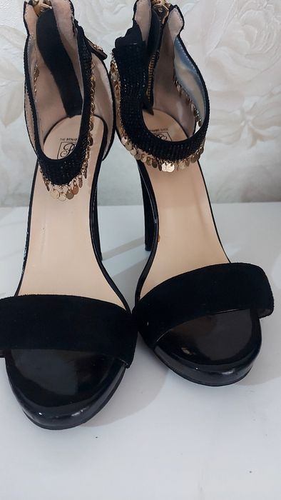 Продам босоножки 12000