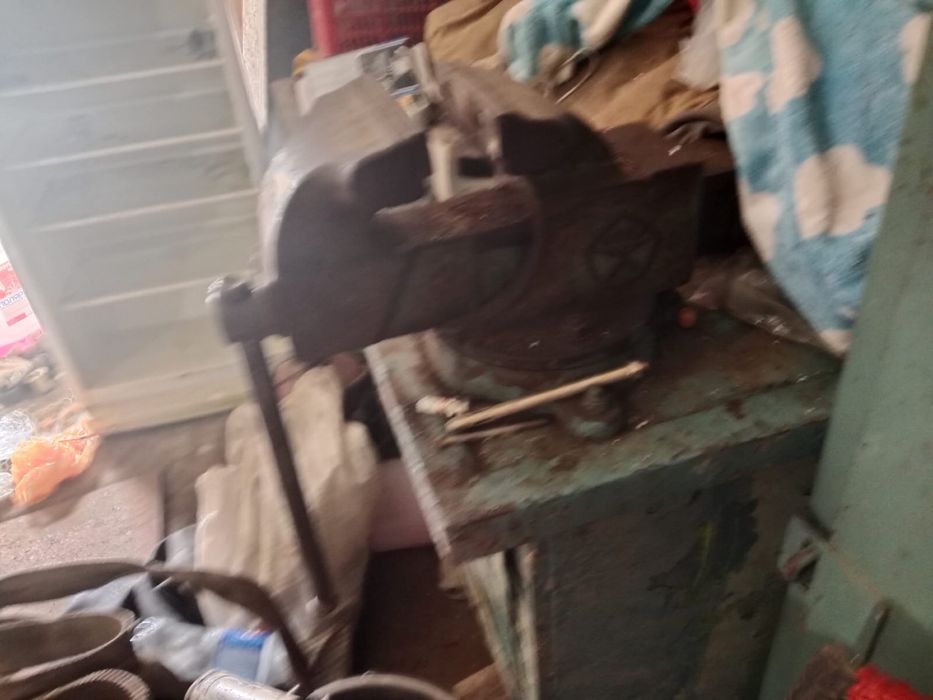 Продам Тиски и верстак