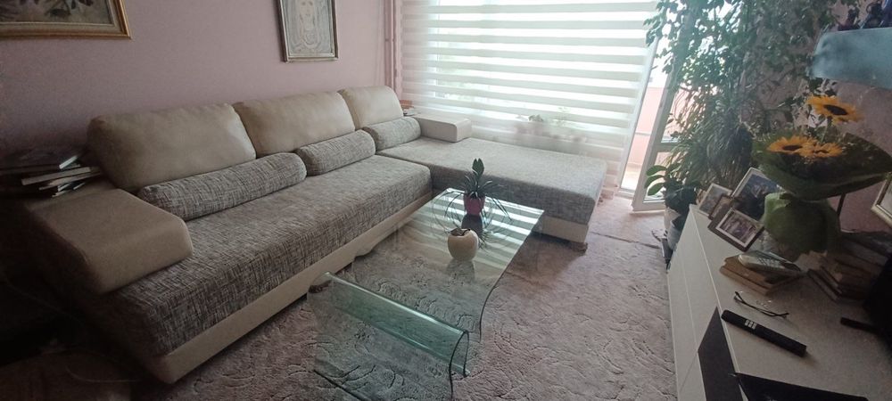 Ъглов диван-опция за ляв или десен ъгъл. Светло беж кожа и дамаска.