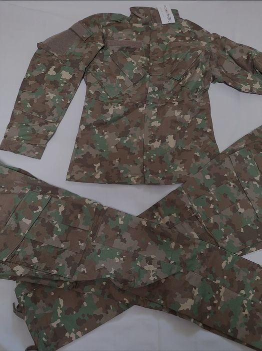 Echipamente militare, bocanci, trening, tricouri, costum combat.