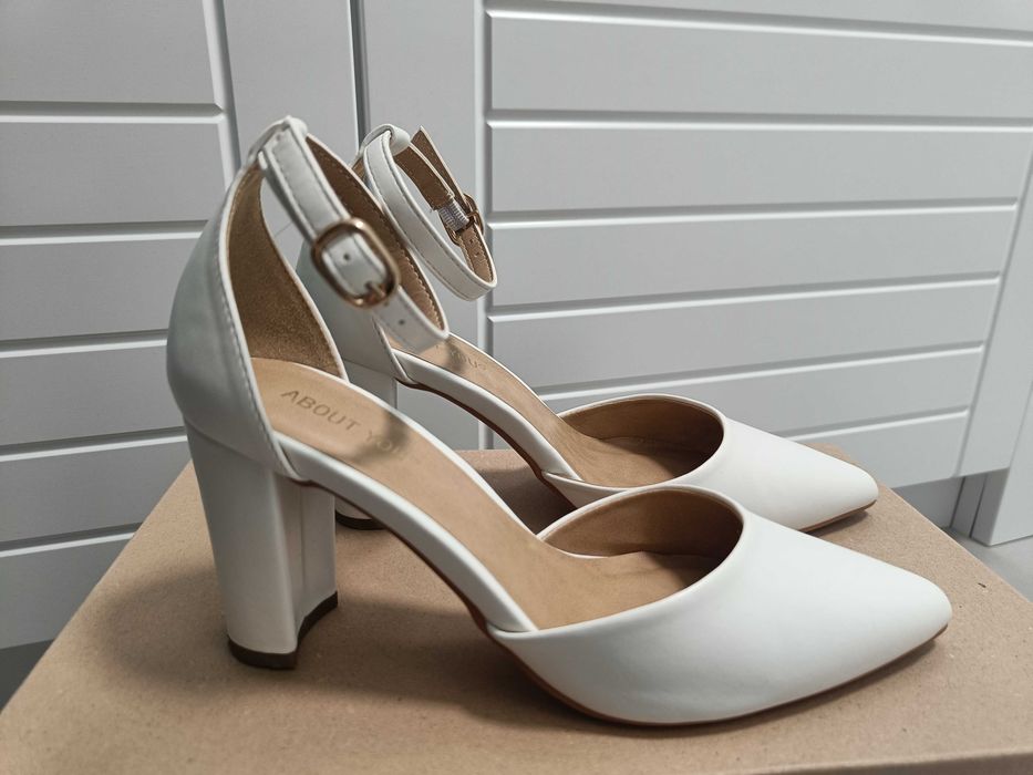 Официални бели обувки на ток