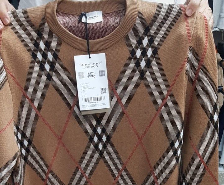Pulovar Burbbery super calitate/Italia, saculet, etichetă