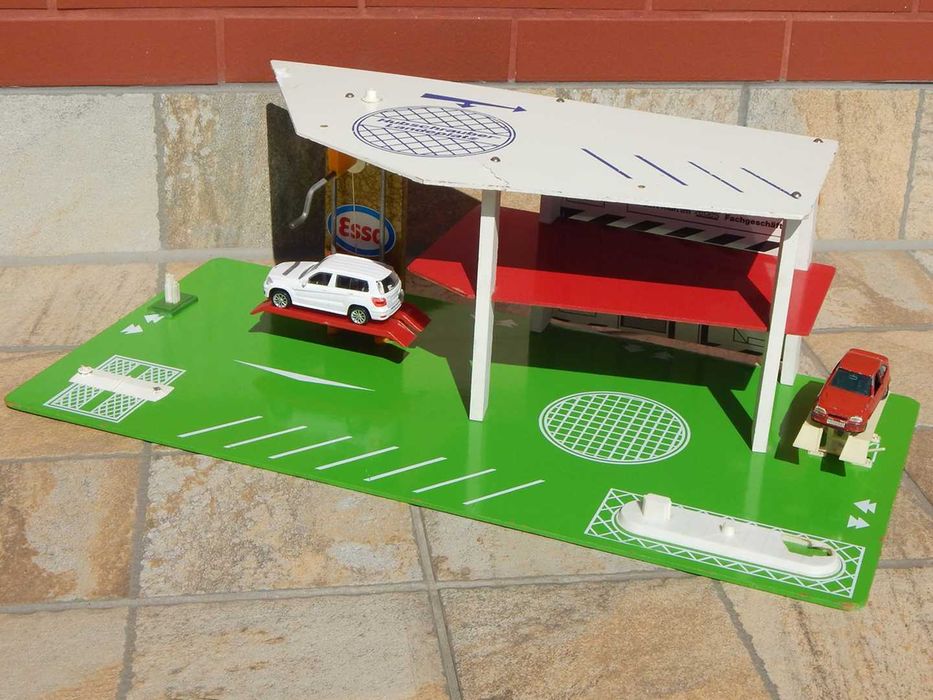 Macheta diorama service garaj cu 2 elevatoare, parcare si heliport