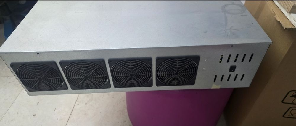 GPU Rig с 2x 2000W захранвания – подходящ за AI