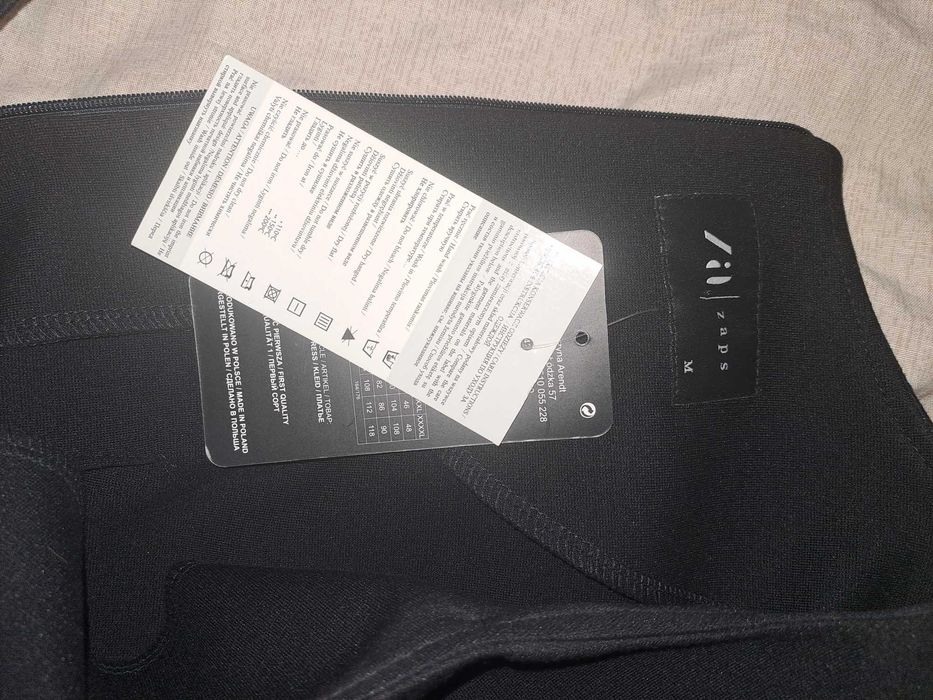 Елегантна черна рокля комбинация от кожа и плат