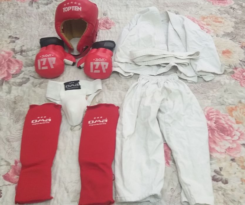 Комплект спортивные одежды.