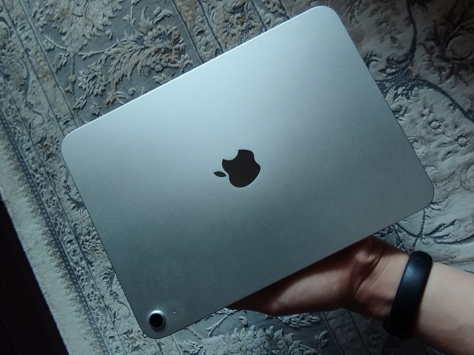 iPad 11 A16 128GB Wi-Fi — отличное состояние, батарея 88%
