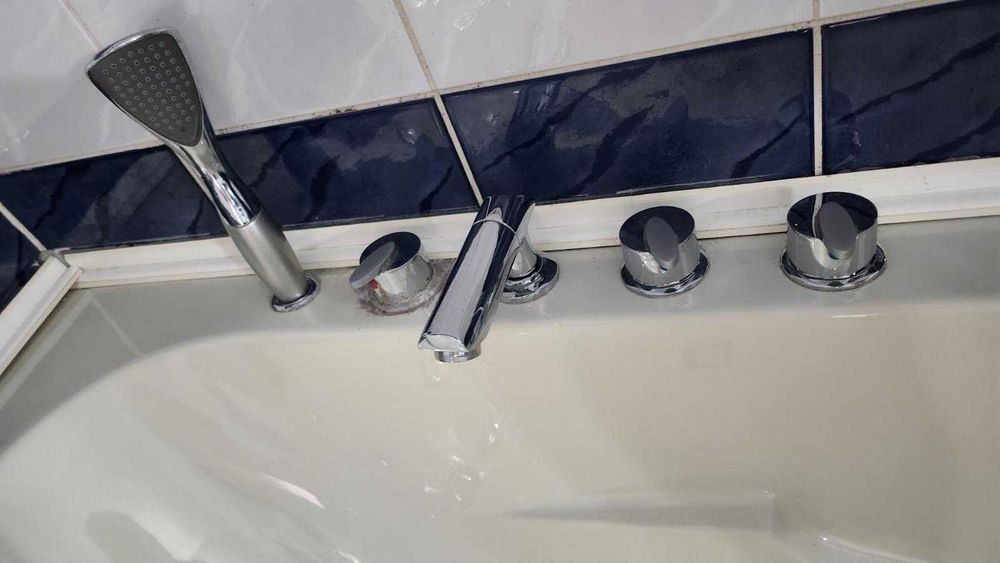 vand cada cu radio si jacuzzy