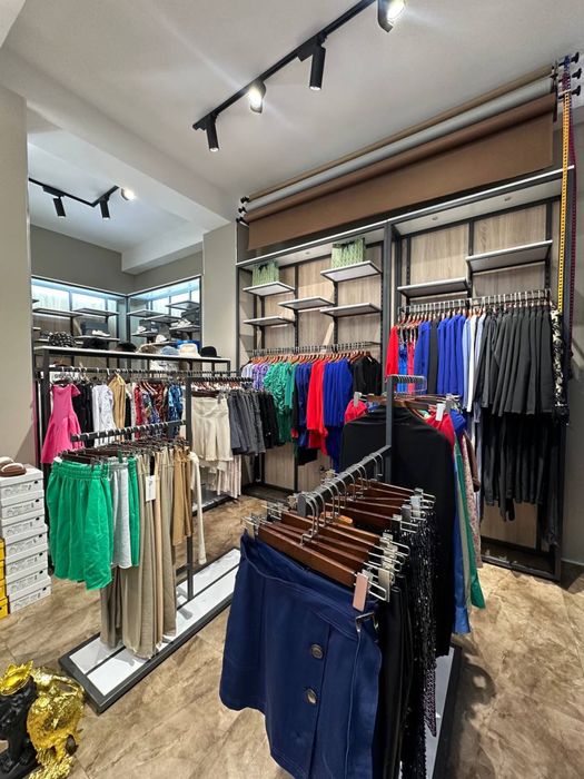 Готовые стелажи по современному дизайну для магазина одежды