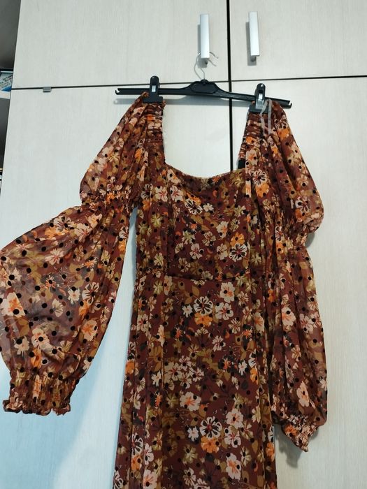 Прекрасна есенна рокля с подплата, има цепка и богати буфан ръкави.