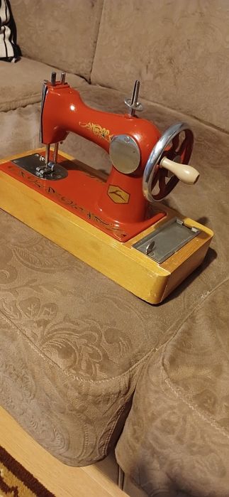 Продам детскую швейную машинку.