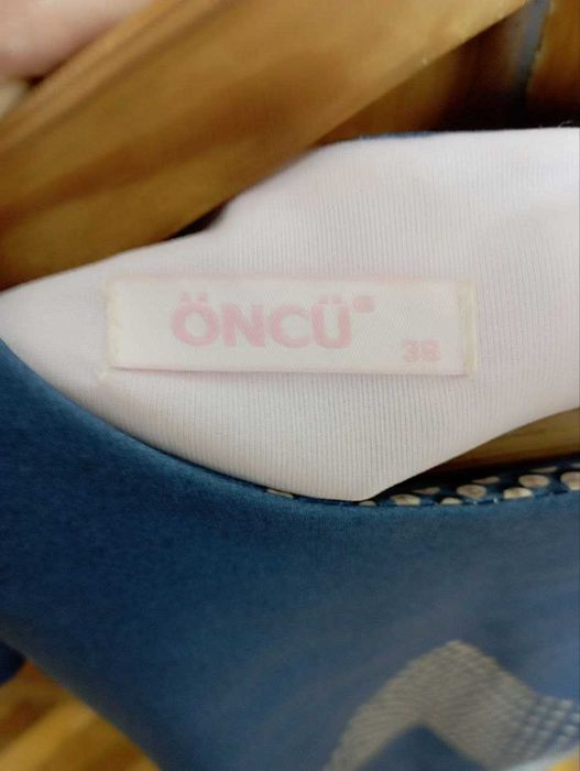 Продаются   хорошие вещи  б/у на девушку 18-20 лет летние и зимние