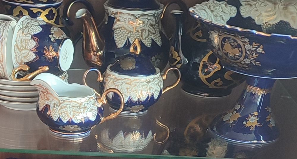 Продам столовый и чайный сервиз форфор