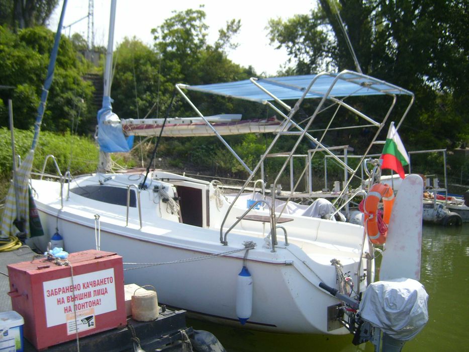 Ветроходна яхта с извънбордов двигател Хонда 20...