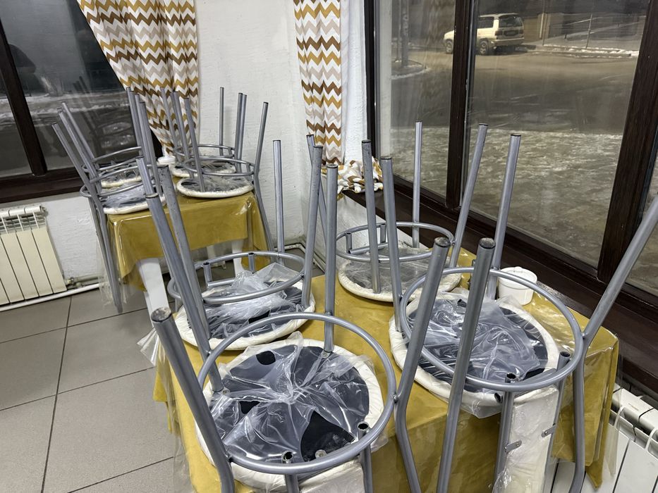 Срочно продам стол и стулья почти новые