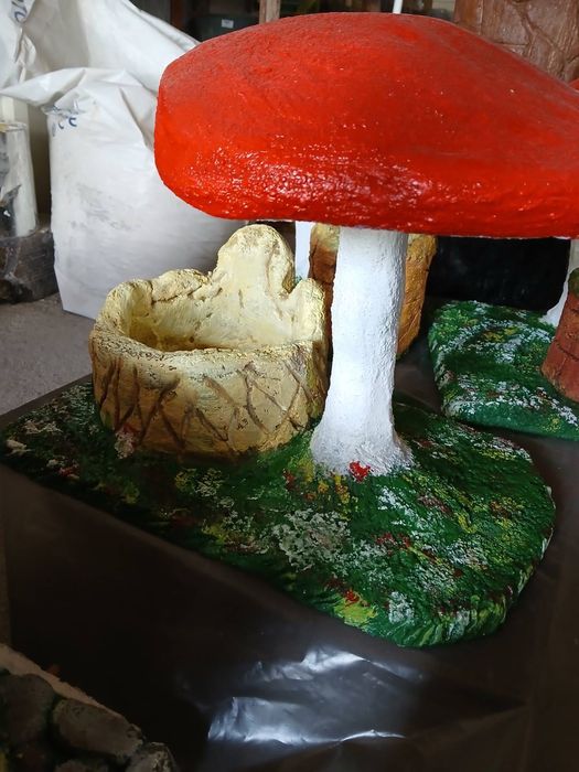 Градинска декорация и саксии