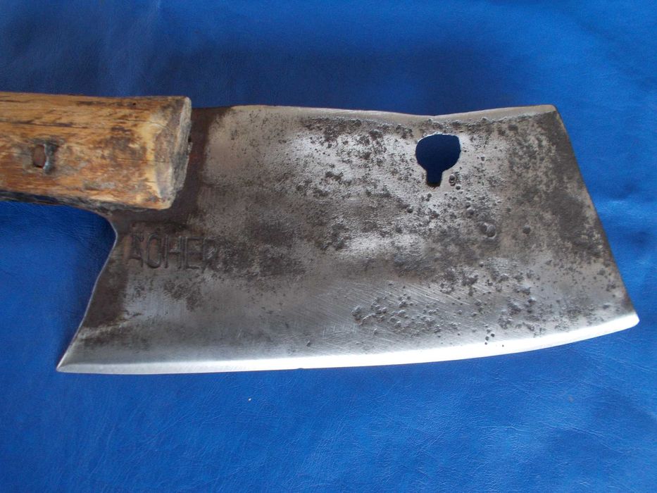 Огромен стар кован сатър