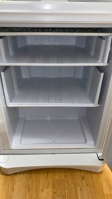 Продам холодильник. Требует ремонта