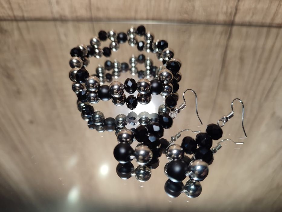 Браслеты, серьги из натуральных камней.