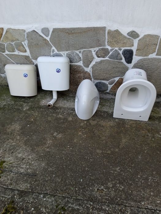 Мивки .Тоалетна чиния и казанчета..