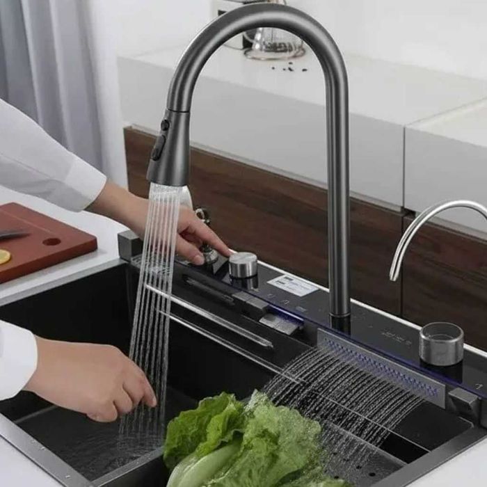 Chiuvetă bucatarie multifuncțională smart din Oțel Inoxidabil cu cascadă, jet pentru pahare, tocător din aluminiu și compartimente pentru spălat