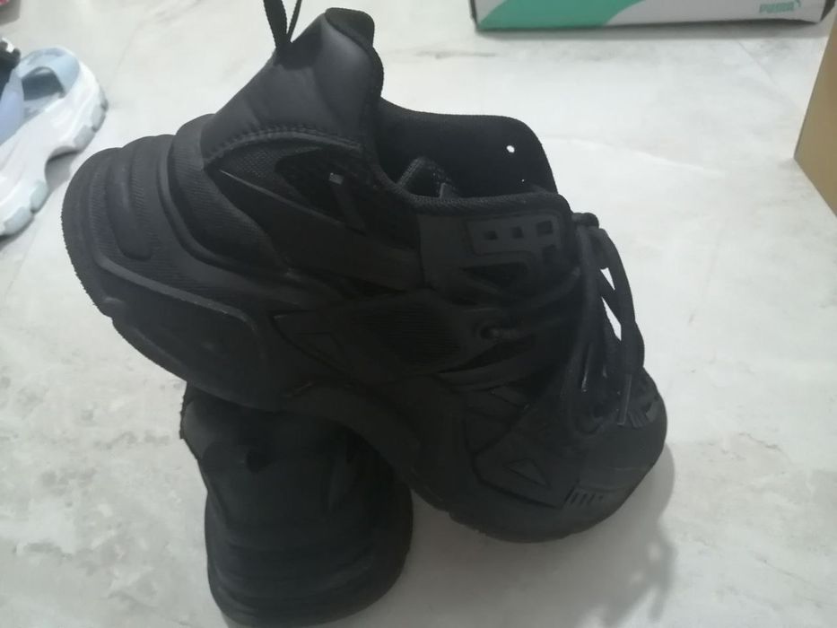 Продам кроссовки