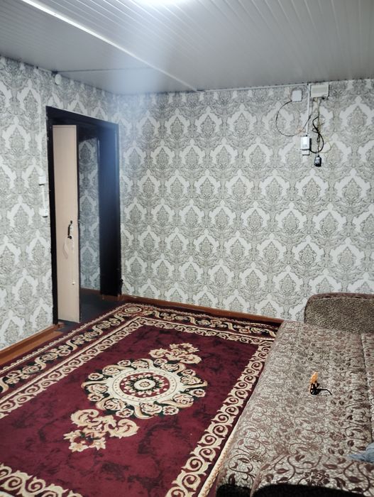 Сдается 1ком на спутнике8 2этаж 2этажки  с удобствами с мебелью агенст