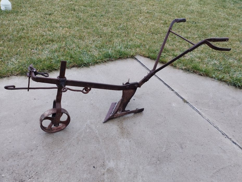 Плуг за оран или декорация