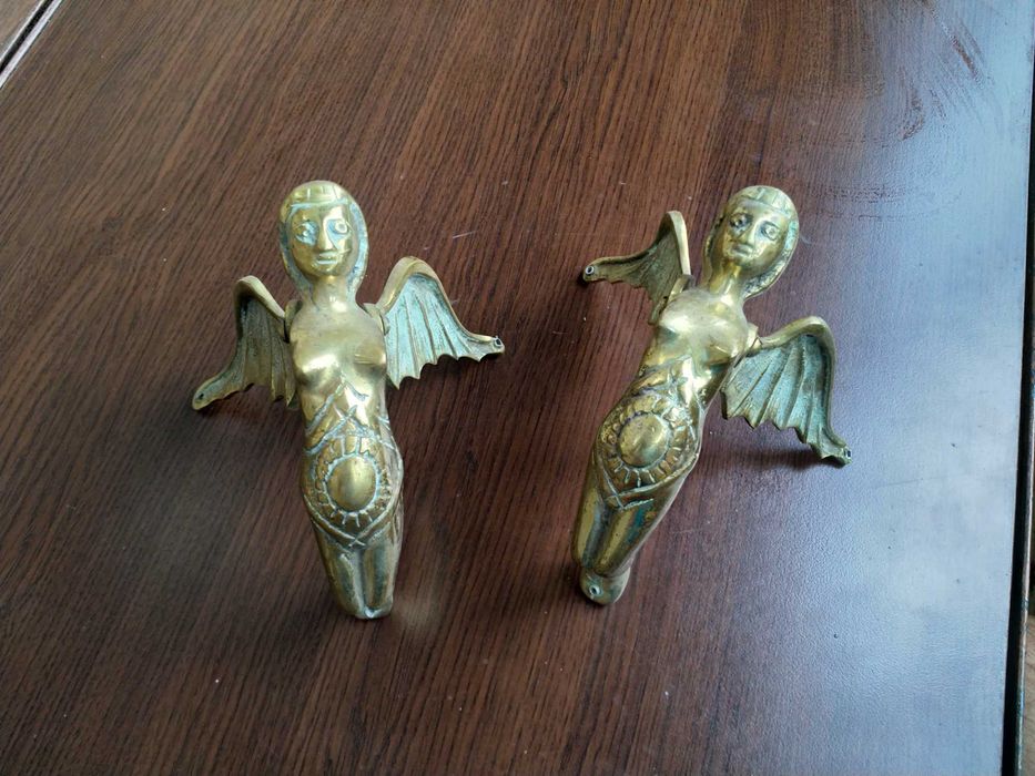 Масивни месингови фигури на ангели