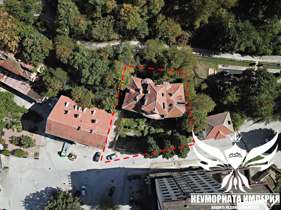 Продавам триетажен хотел с РЗП 870кв и парцел 830кв. в Нареченски Бани