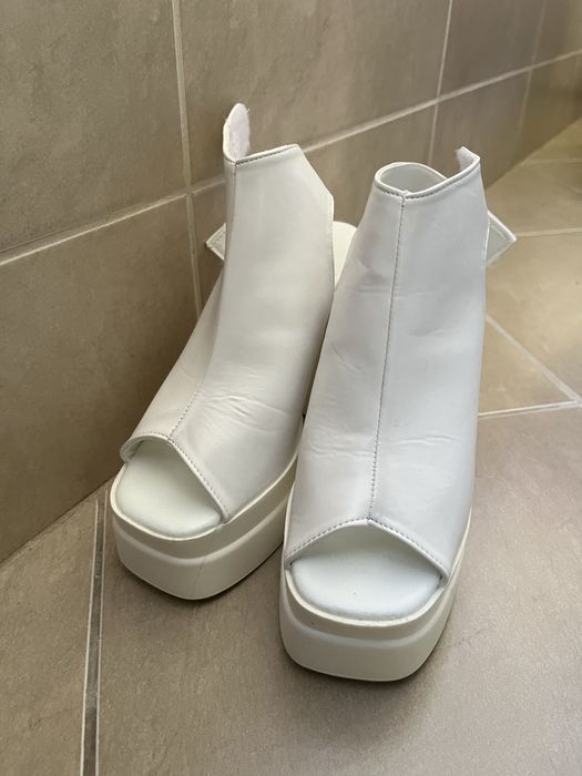 Бели високи обувки с лепенка