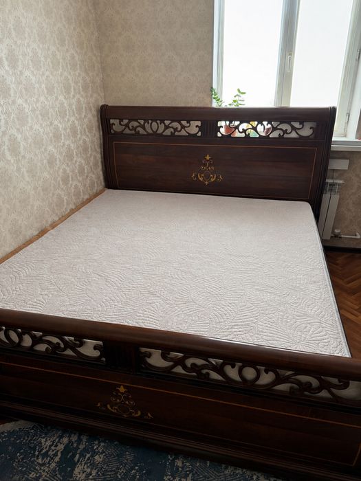 Кровать комод и две тумбы