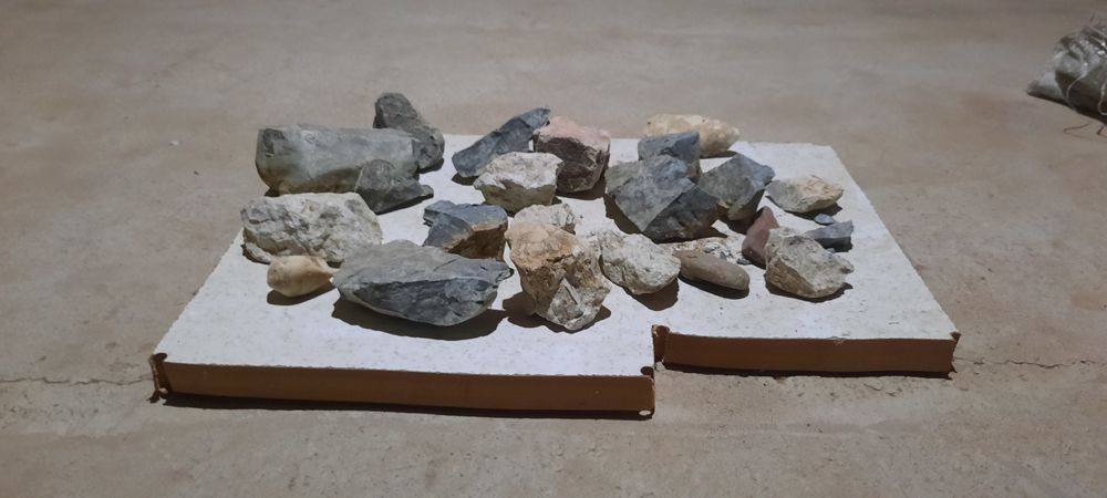 Akvariumga solishga tosh sotiladi