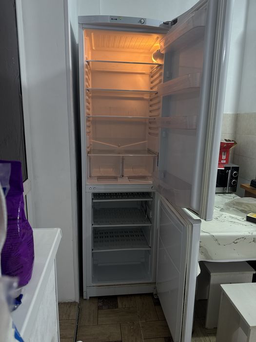 Холодильник Indesit