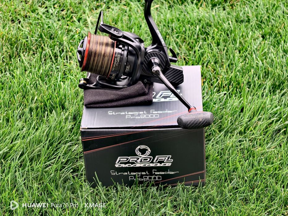 Vând 2 mulinete FL STRATEGIST 8000 (roșie) și 7000 (albastra)