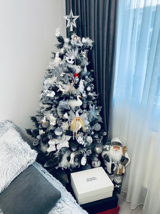 Brad artificial cu tot cu decoratiuni