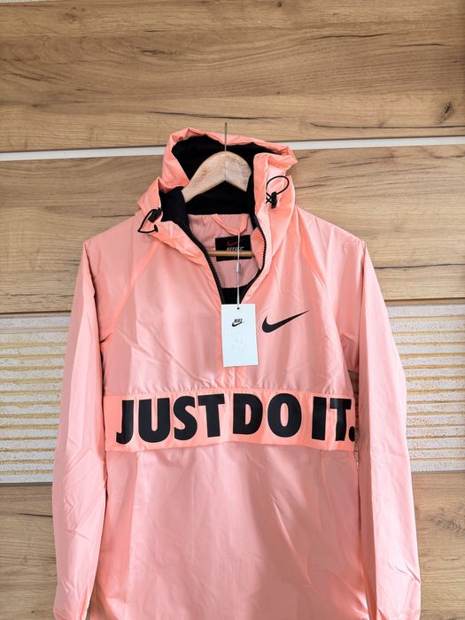 Разкошна суперсвежа ветровка Nike