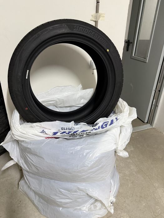 Продам шины новые 235/45/18