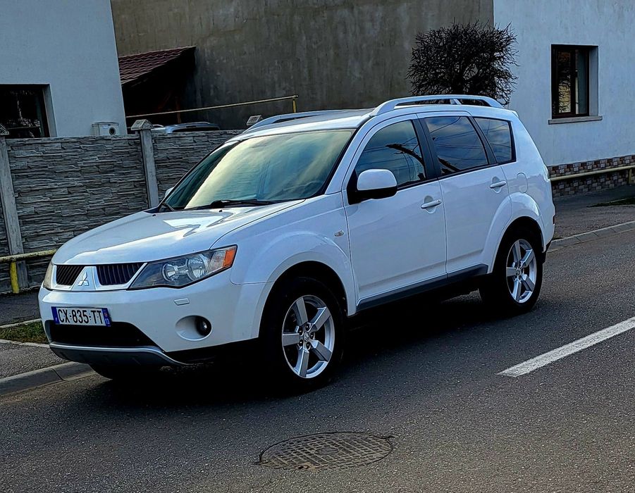 Mitsubishi Qutlander 4×4   7 Locuri