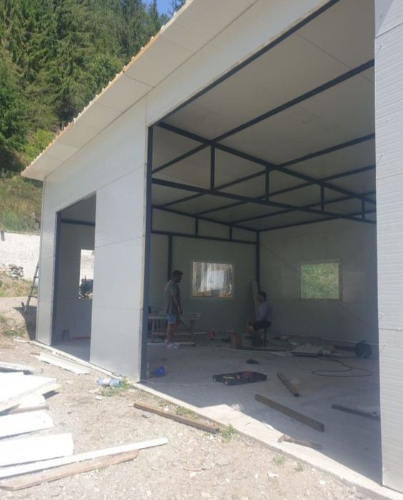 Garaje auto pe structura metalica învelite cu panouri Sandwich termoizolante