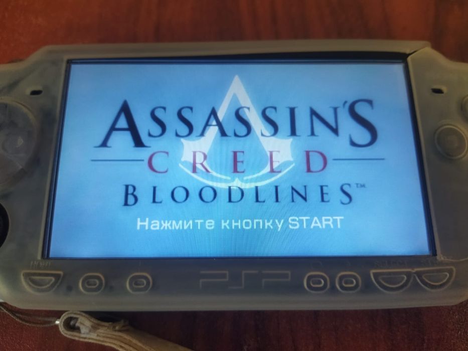 Продам портативную приставку psp 2000